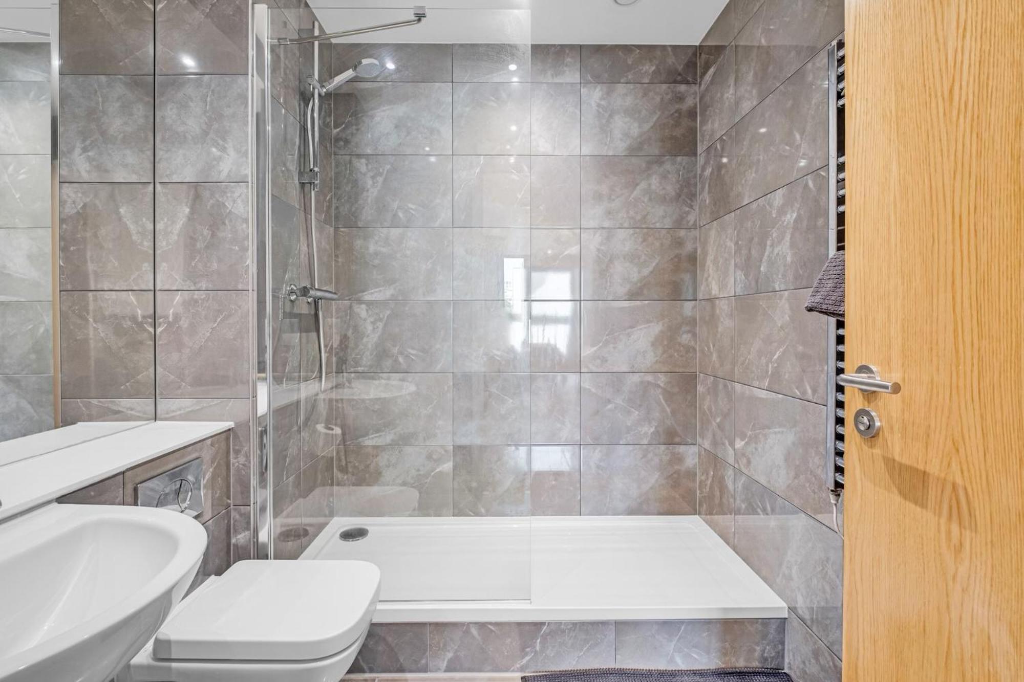 Luxurious & Glamorous Centrally Located 2 Bedroom 2 Bathroom Apartment - Central Birmingham - Secure Parking - Netflix Exterior foto
